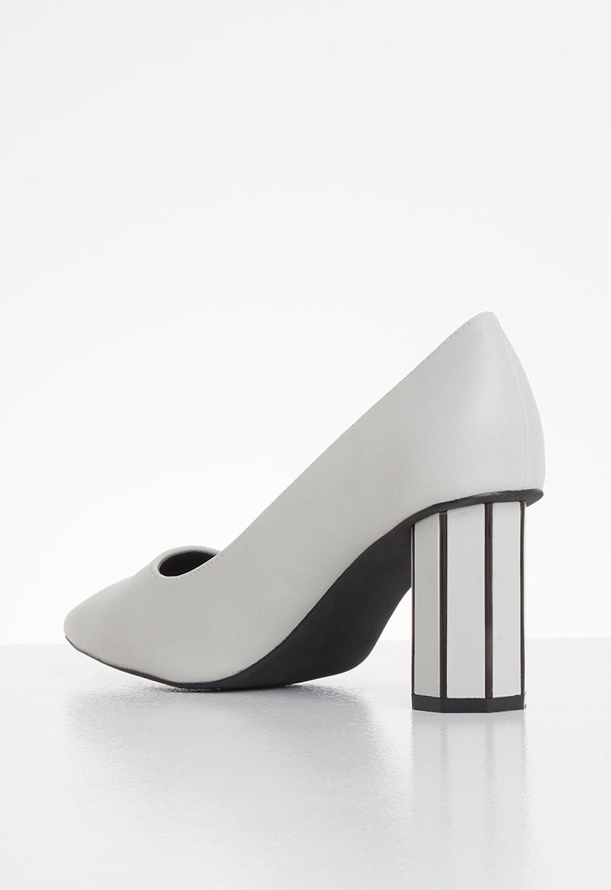 Butterfly Feet - Octavia court - off white