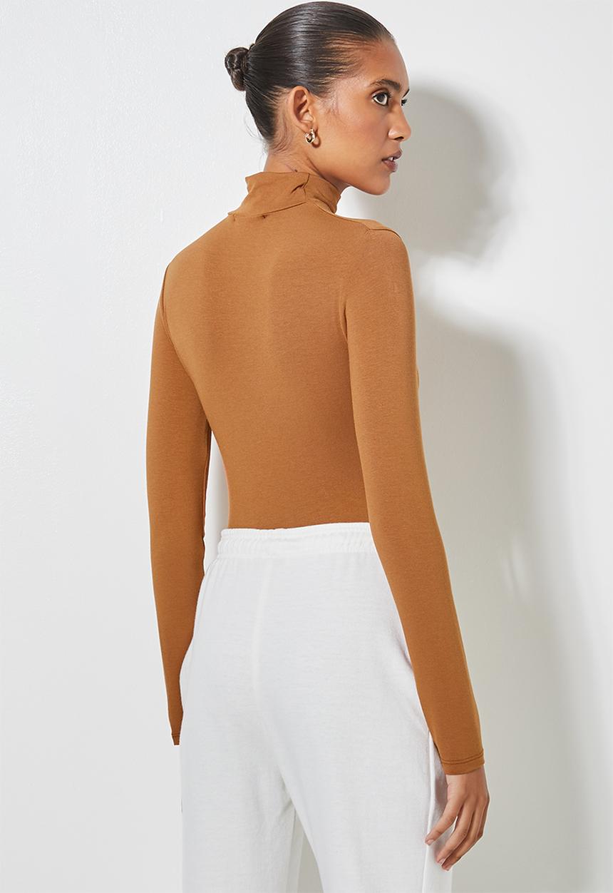 Superbalist - Cutout detail funnel neck bodysuit - tobacco