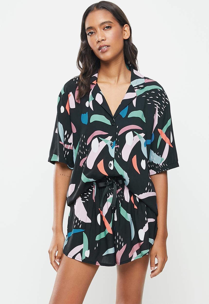 Superbalist - Sleep shirt & shorts set - black dark based splatter