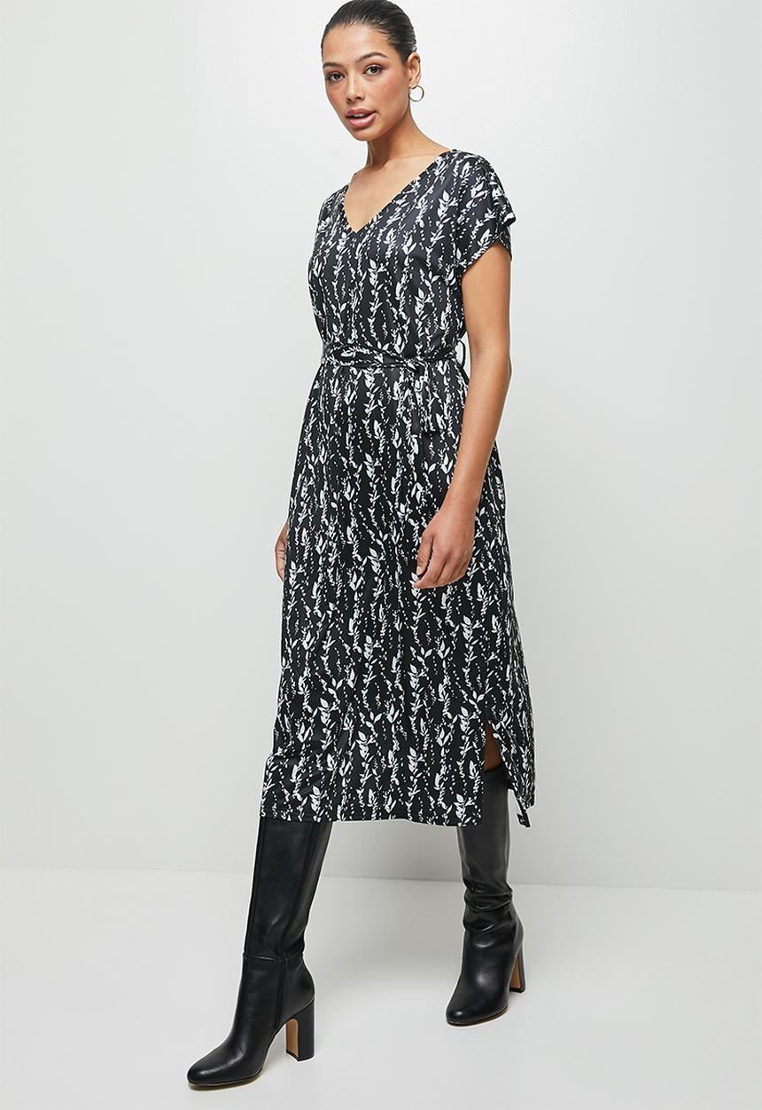 edit - V-neck Tee Dress - black