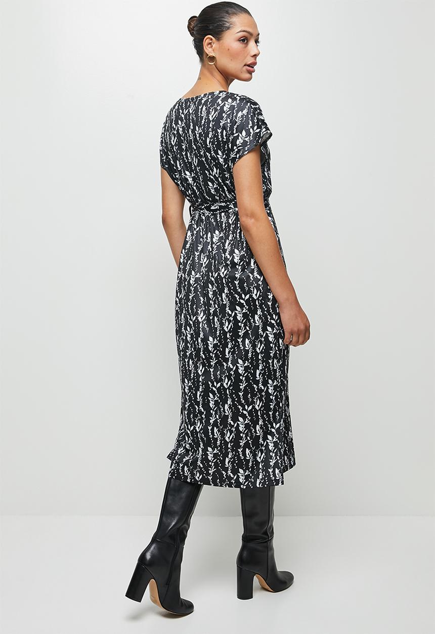 edit - V-neck Tee Dress - black