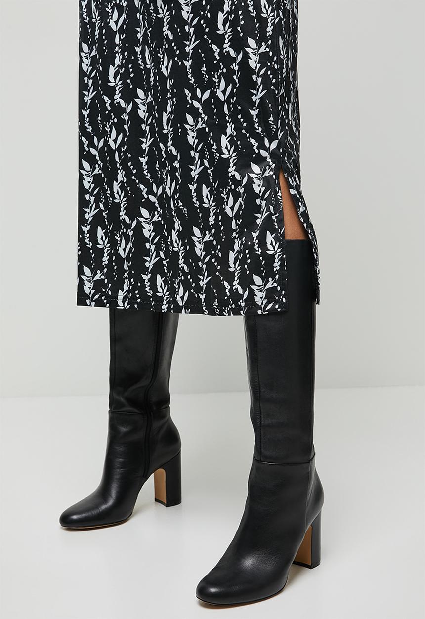 edit - V-neck Tee Dress - black