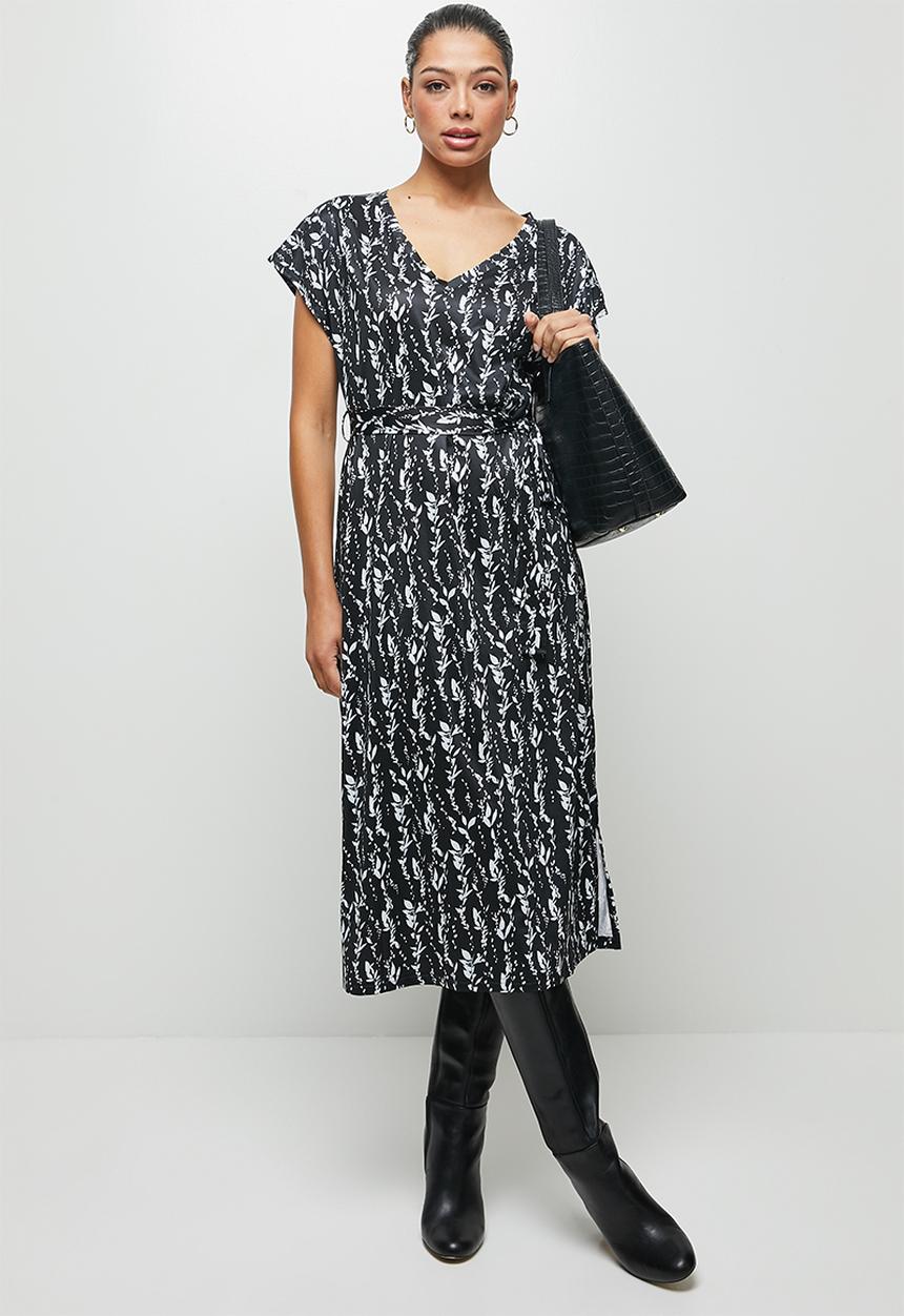 edit - V-neck Tee Dress - black