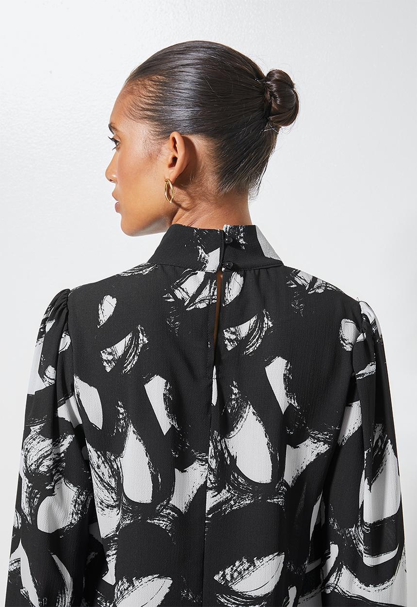 Superbalist - Funnel neck shell - 	black & white 