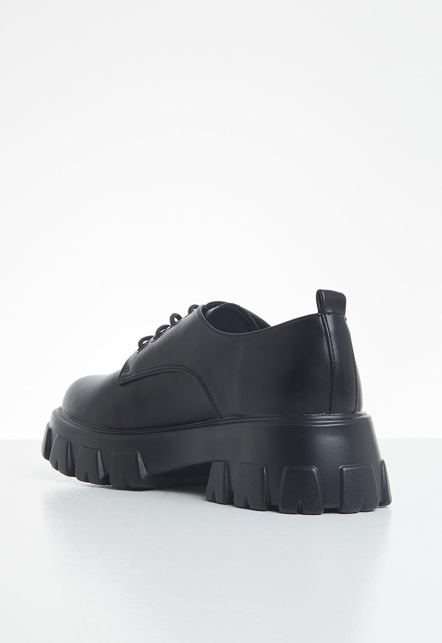 Plum - Fable lug sole brogue - black