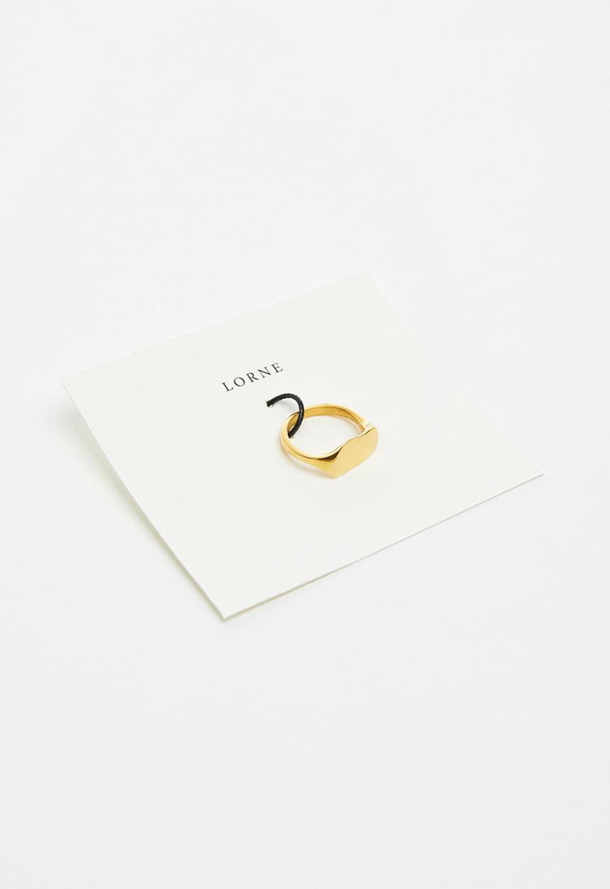 Lorne - Kidney top signet ring - gold