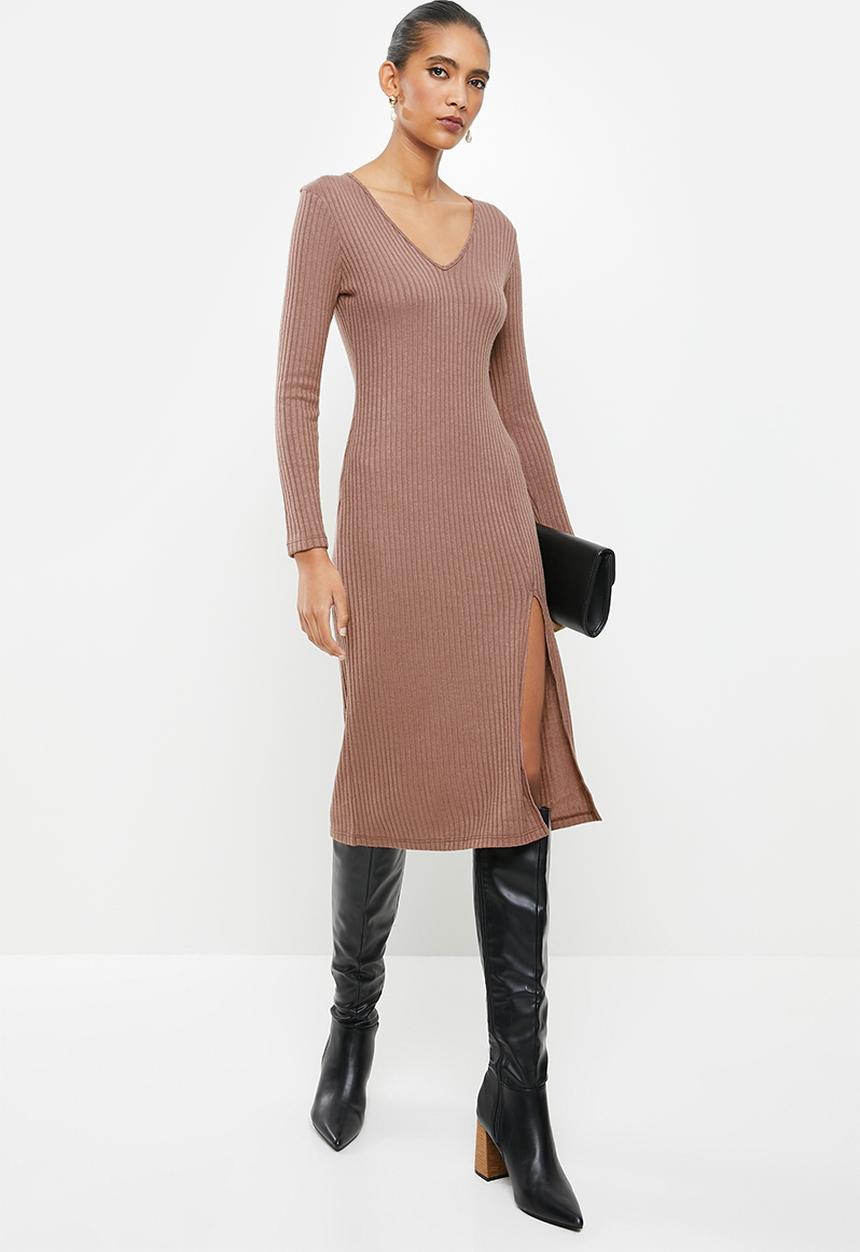 VELVET - Ribbed midi bodycon dress with thigh-high slit - cognac