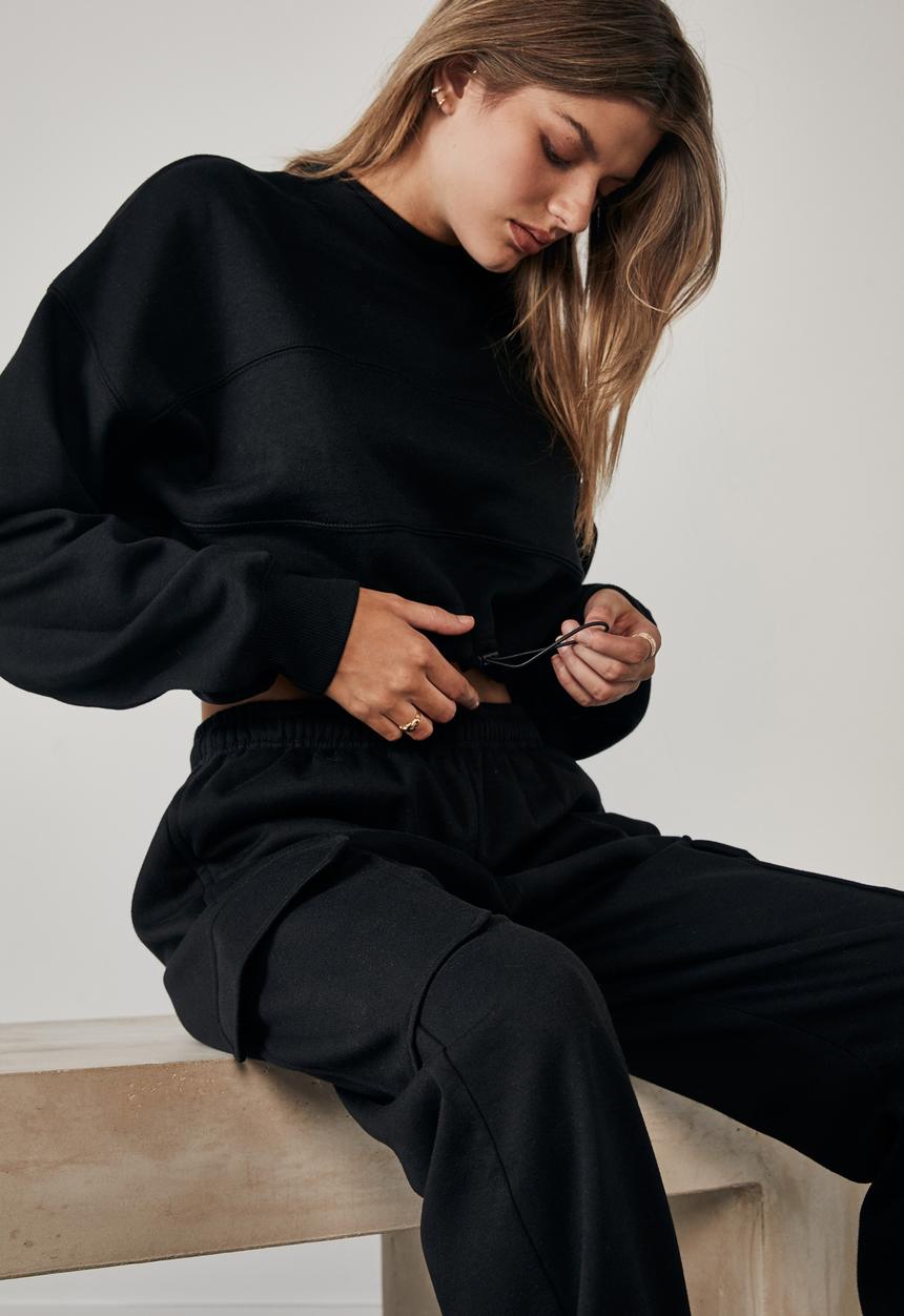 Factorie - Cropped toggle hem crew - black