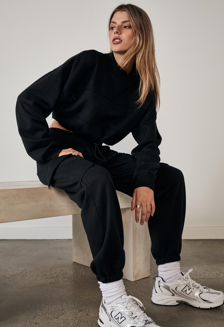 Factorie - Cropped toggle hem crew - black