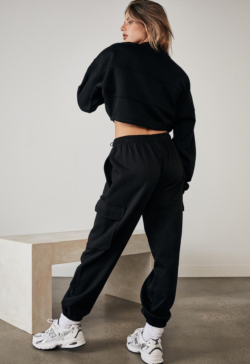 Factorie - Cropped toggle hem crew - black