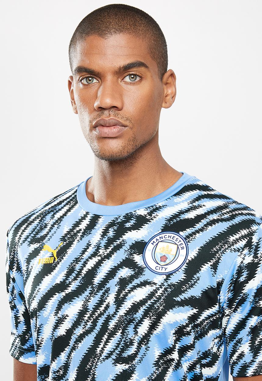 PUMA - MAN CITY ICONIC MCS GRAPHIC MEN'S FOOTBALL TEE - black & blue 