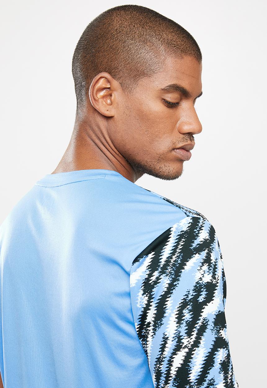 PUMA - MAN CITY ICONIC MCS GRAPHIC MEN'S FOOTBALL TEE - black & blue 