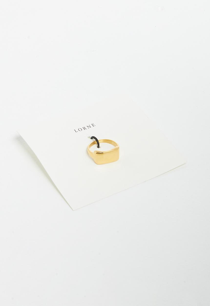 Lorne - Large top signet ring - gold