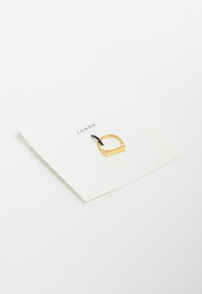 Lorne - Narrow top signet ring - gold