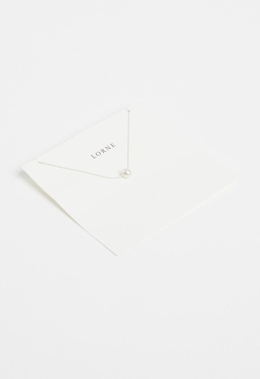 Lorne - White pearl necklace - silver & white