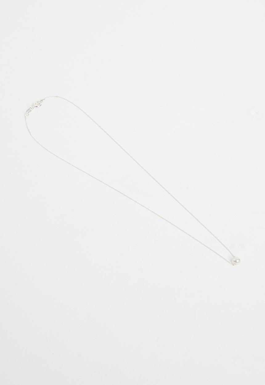 Lorne - White pearl necklace - silver & white