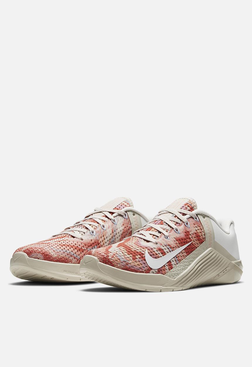 Nike - Wmns  metcon 6 - desert sand/summit white-crimson bliss