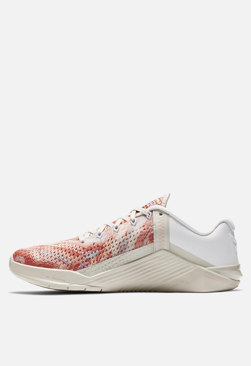 Nike - Wmns  metcon 6 - desert sand/summit white-crimson bliss