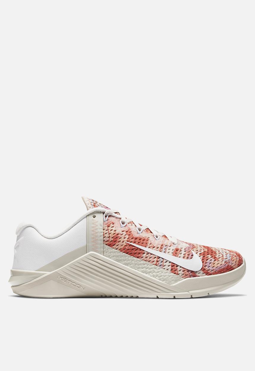 Nike - Wmns  metcon 6 - desert sand/summit white-crimson bliss