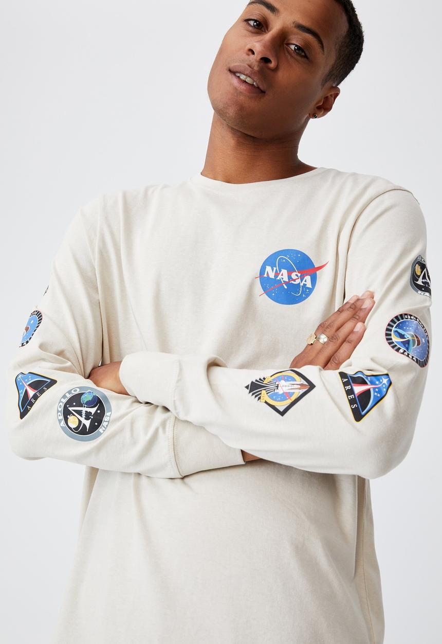 Cotton On - Tbar collab long sleeve t-shirt - lcn nas bone/nasa - retro badges