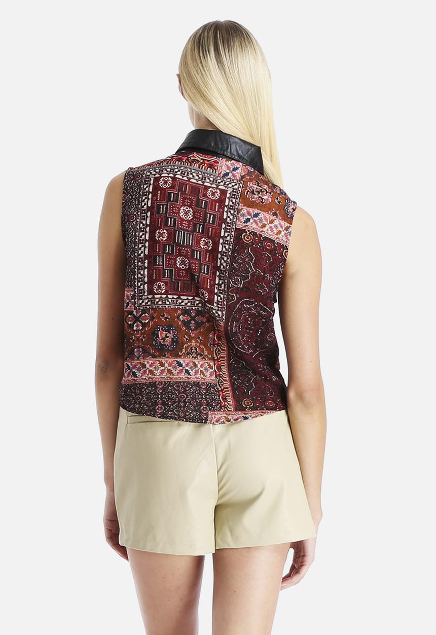 Glamorous - Printed Sleeveless Blouse With Pleather Collar 