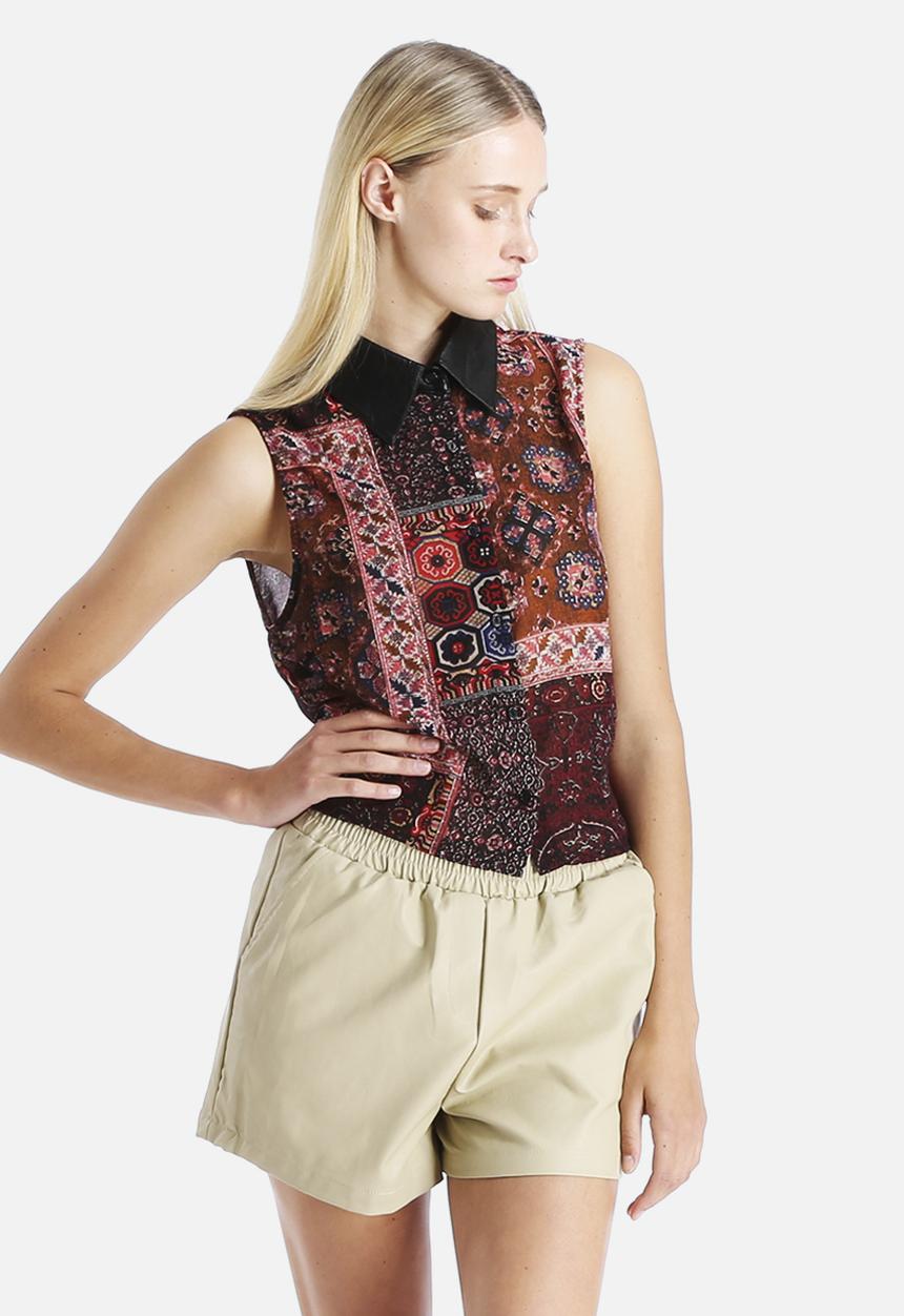 Glamorous - Printed Sleeveless Blouse With Pleather Collar 
