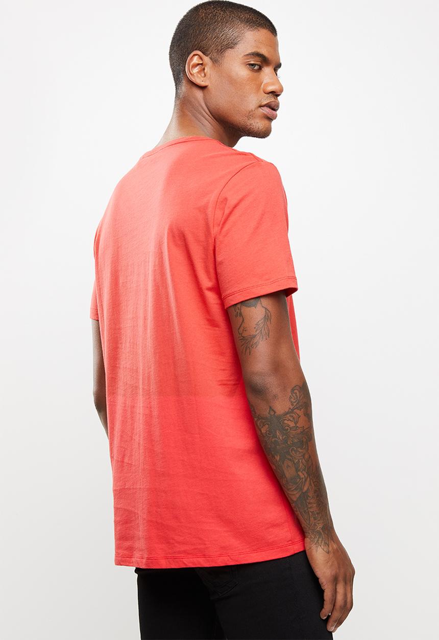 GUESS - Short sleeve core triangle tee - red