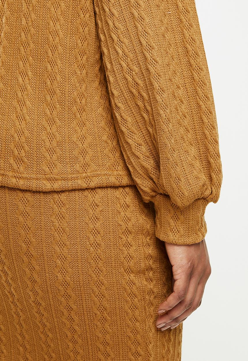 Me&B - Plus caramel cowl neck cable knit top with bellow sleeve - brown 