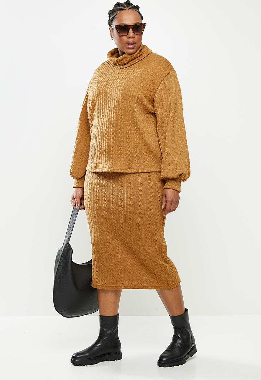Me&B - Plus caramel cowl neck cable knit top with bellow sleeve - brown 