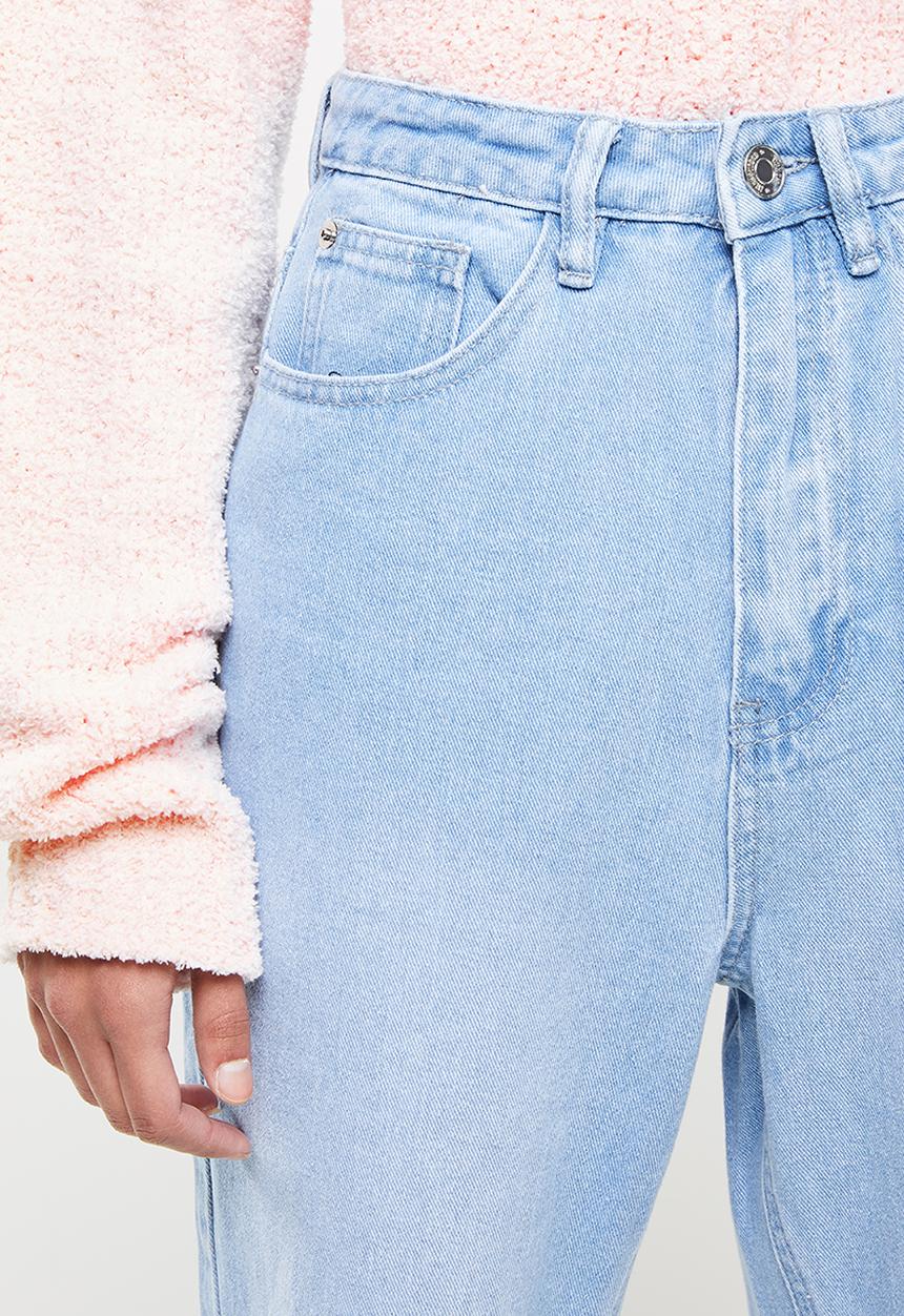 Missguided - Petite riot highwaisted roll hem knee rip mom jean lightwash - blue