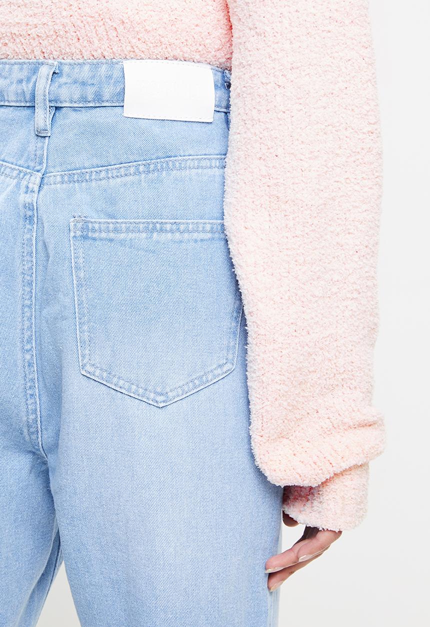 Missguided - Petite riot highwaisted roll hem knee rip mom jean lightwash - blue