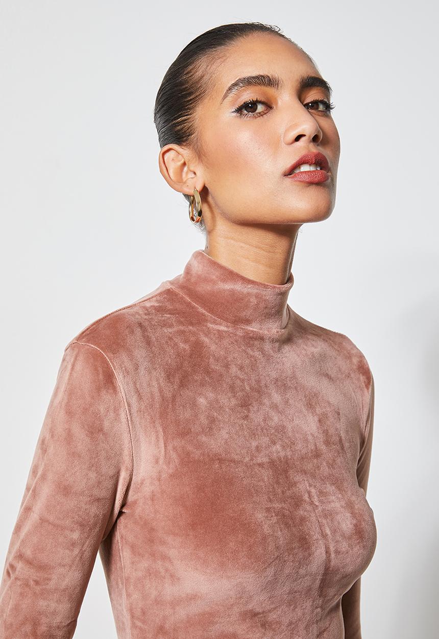 VELVET - Plush velvet cropped long sleeve turtle top - rose