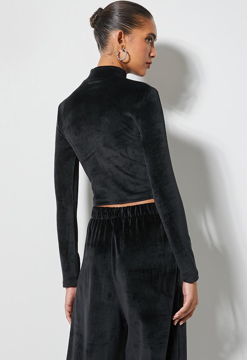 VELVET - Plush velvet cropped long sleeve turtle top - black