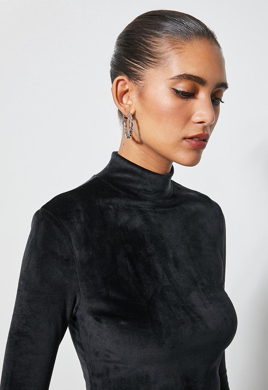 VELVET - Plush velvet cropped long sleeve turtle top - black