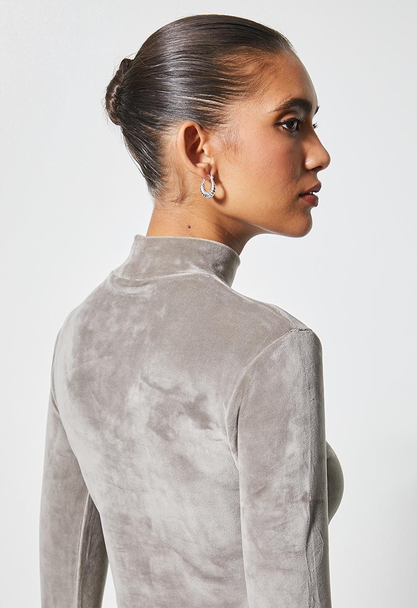 VELVET - Plush velvet cropped long sleeve turtle top - taupe