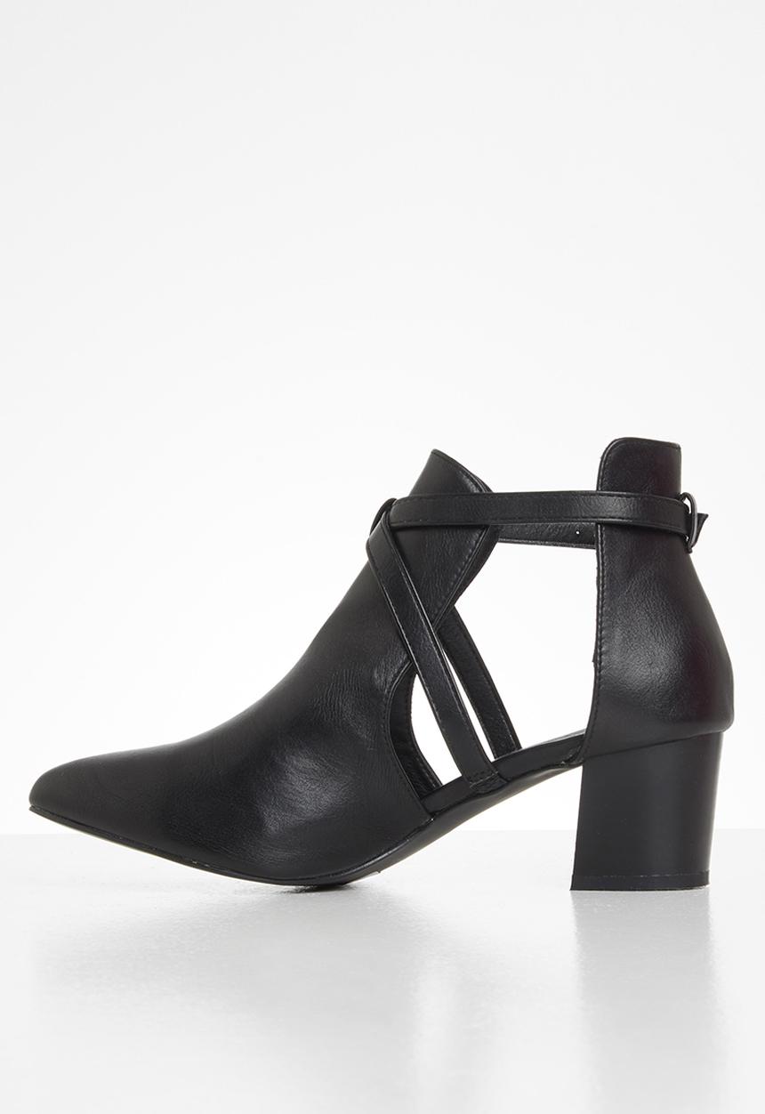 Jada - Side cut out ankle boot - black