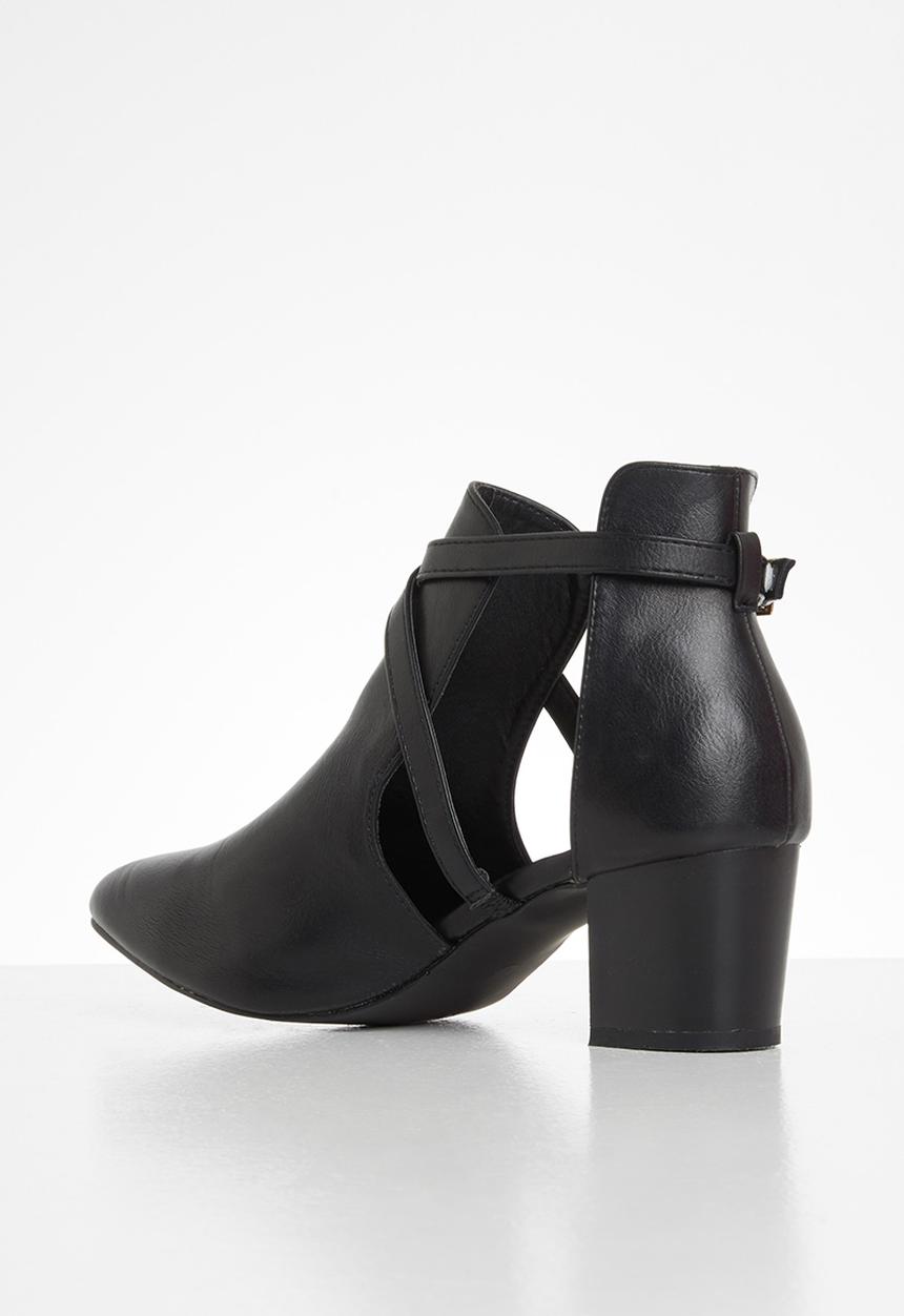 Jada - Side cut out ankle boot - black