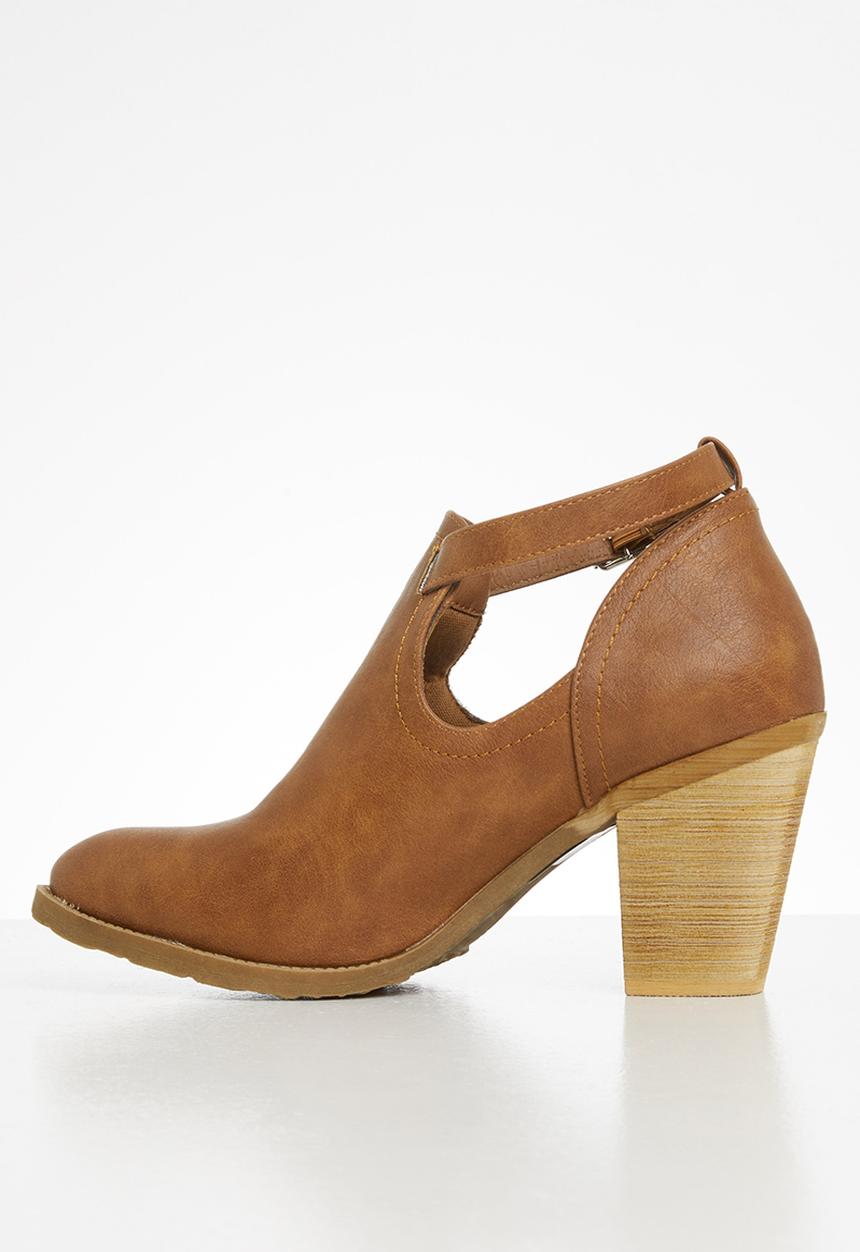 Jada - Side cut out block heel ankle boot - brown