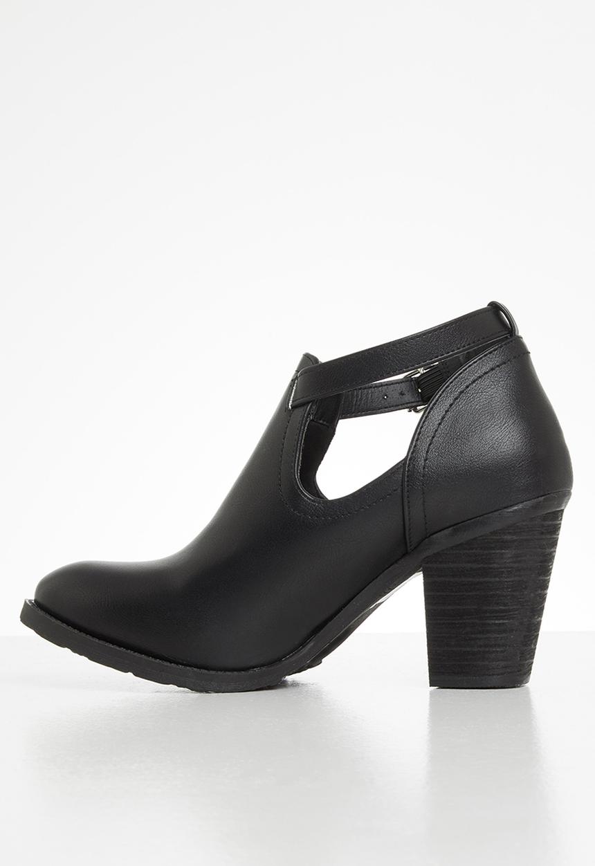 Jada - Side cut out block heel ankle boot - black