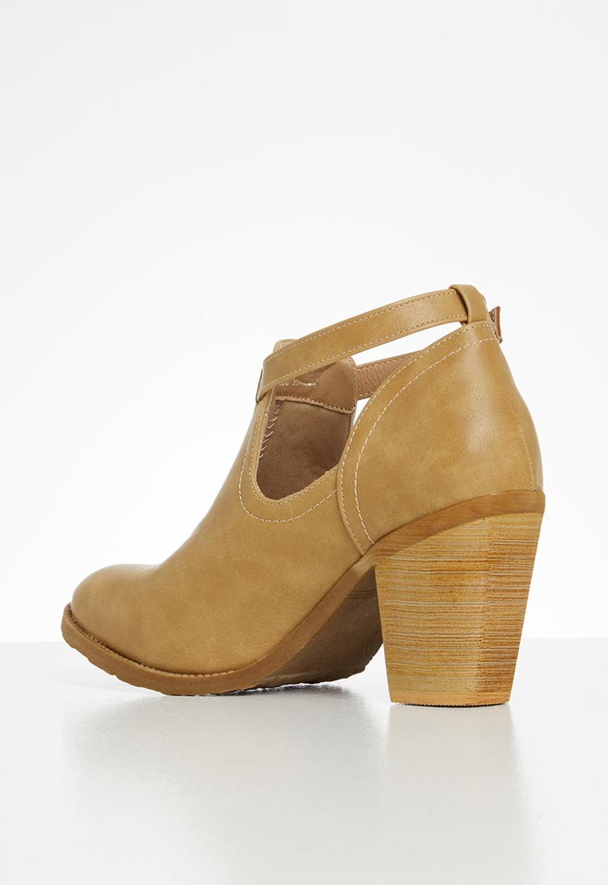 Jada - Side cut out block heel ankle boot - light brown