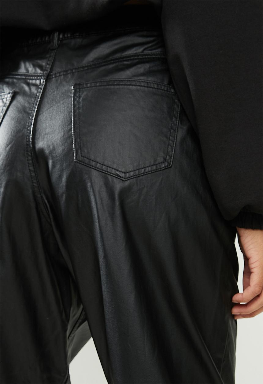 Missguided - Coated denim carrot jean - black