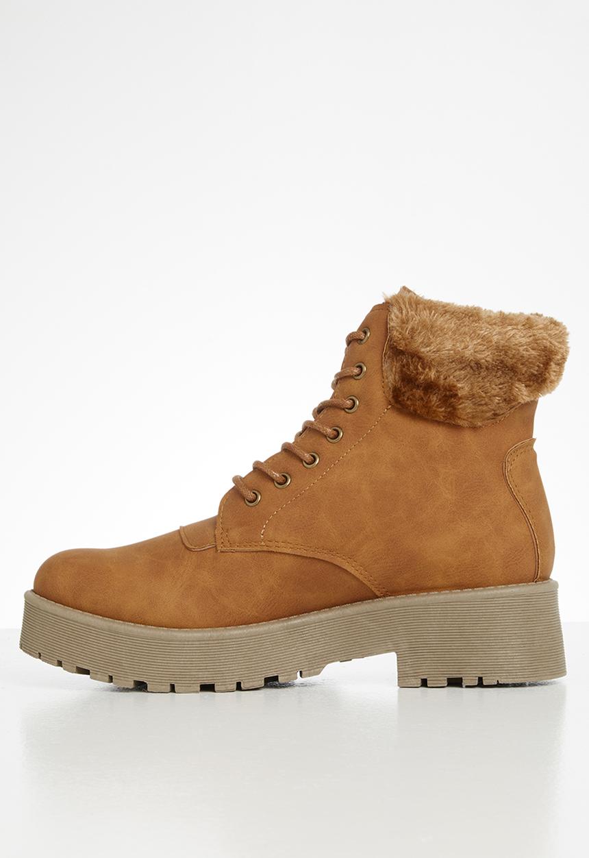 Seduction - Faux fur hiking boot - tan