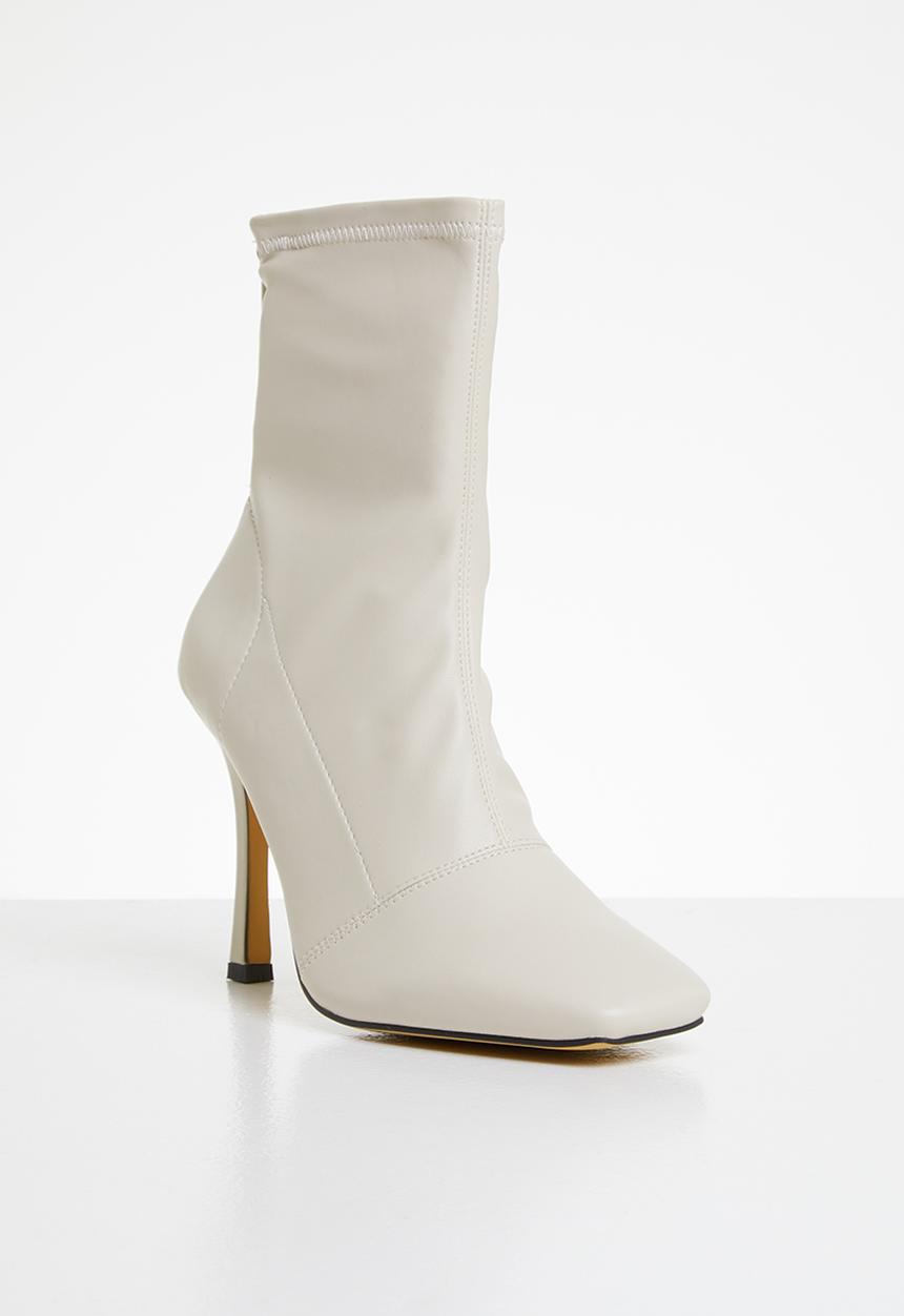 Missguided - Square mid stiletto heel ankle boots - cream