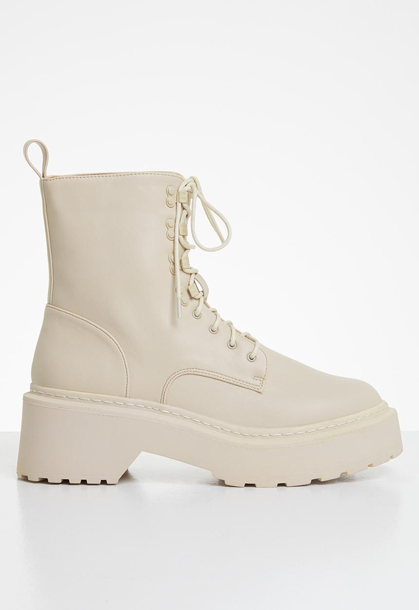 Missguided - Lace up chunky sole ankle boots - cream
