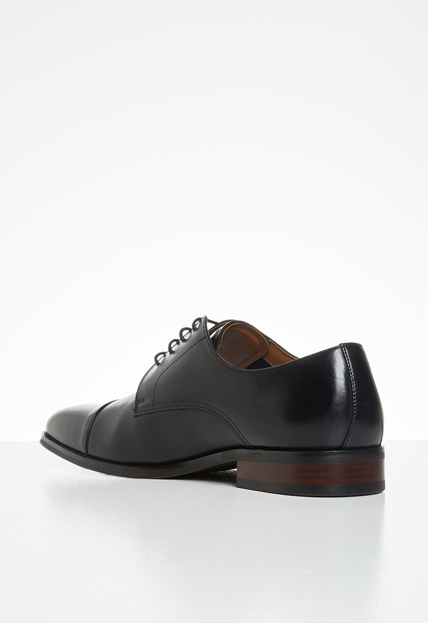 Steve Madden - Plot - black