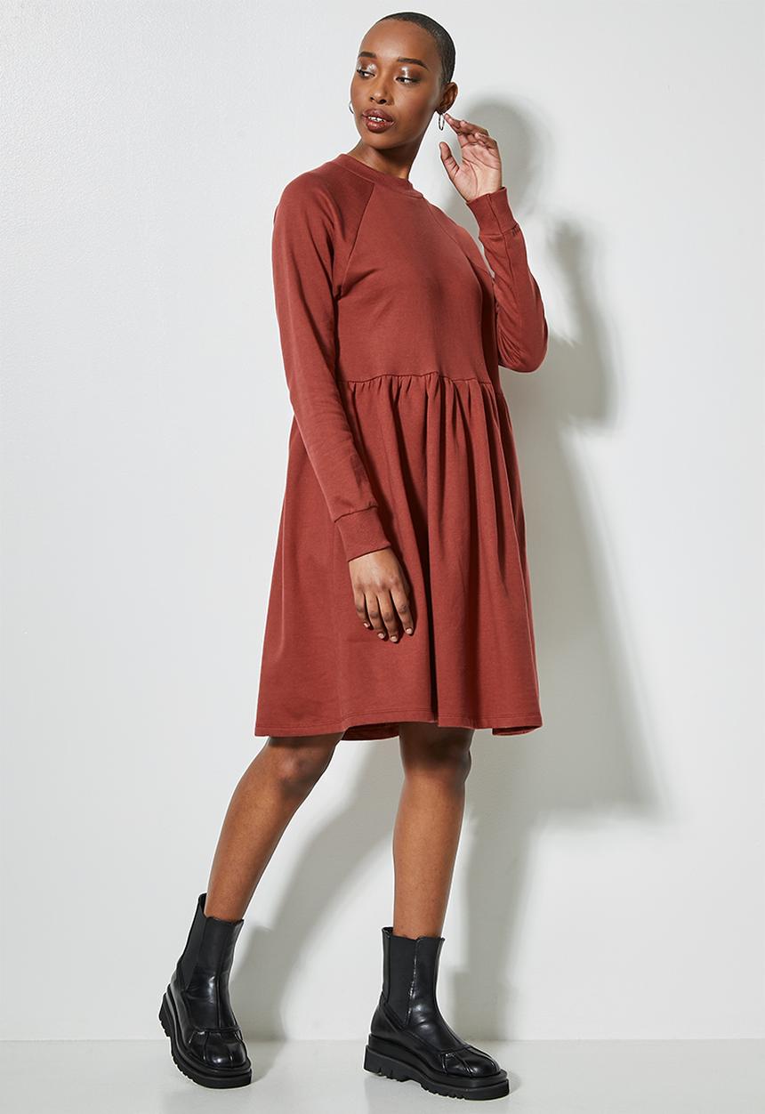 Superbalist - Raglan sleeve babydoll sweat dress - dark rust