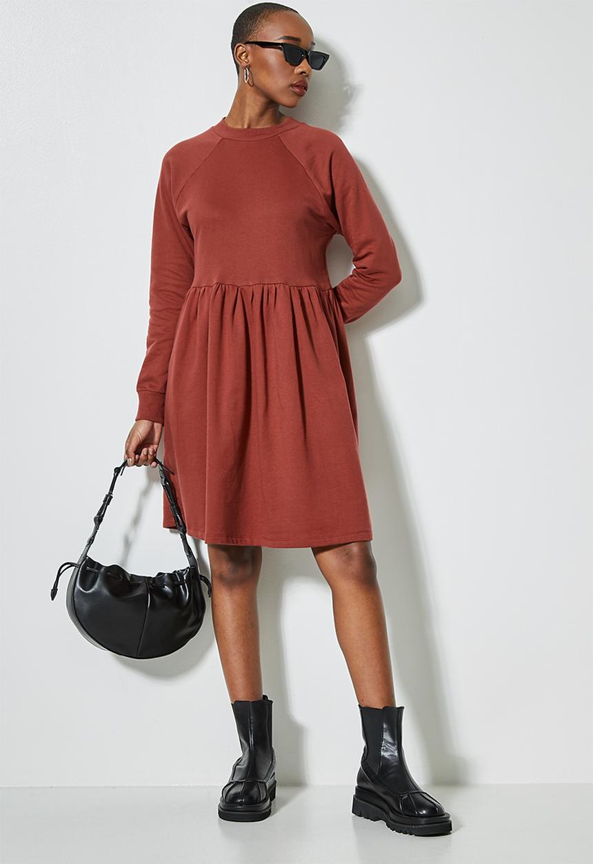 Superbalist - Raglan sleeve babydoll sweat dress - dark rust