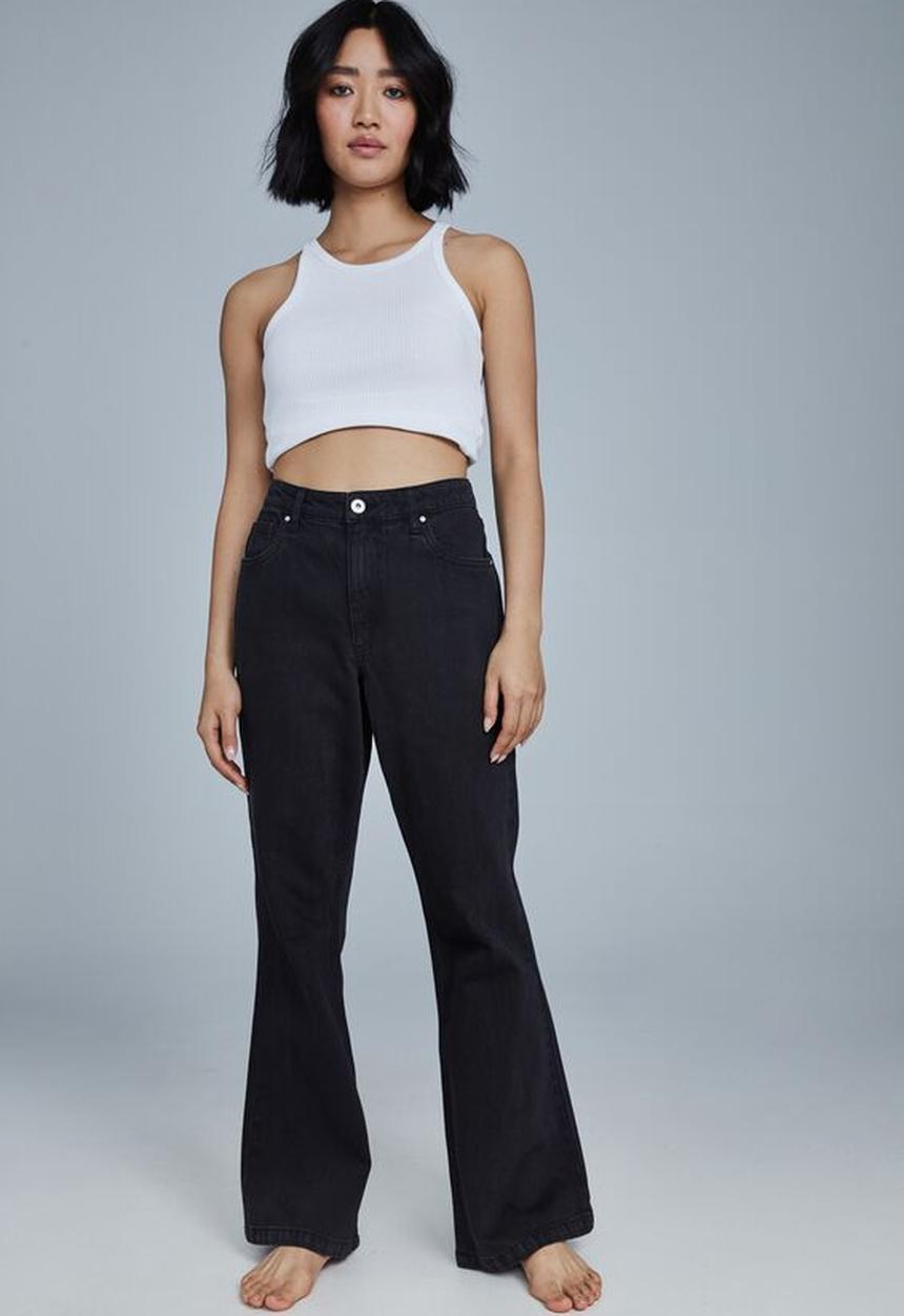 Cotton On - Petite relaxed flare jean - midnight black