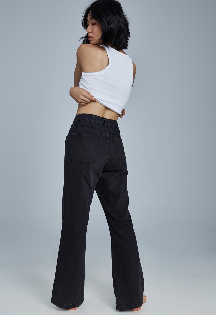 Cotton On - Petite relaxed flare jean - midnight black