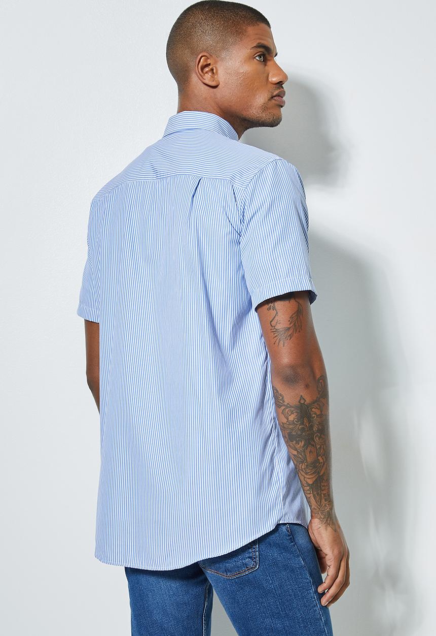 Superbalist - Regular fit short sleeve single pocket shirt  - white & blue 